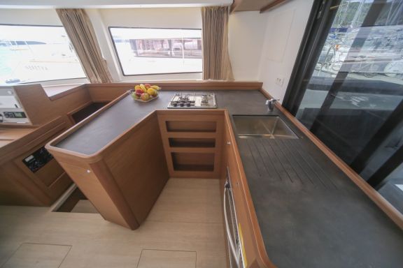 Image of DISCOVERY yacht #18