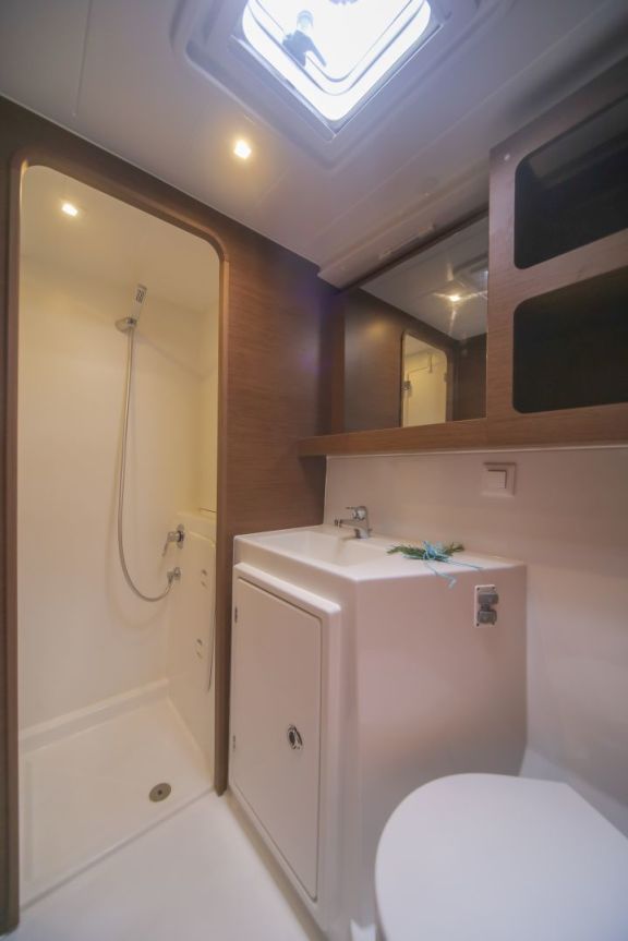 Image of DISCOVERY yacht #31