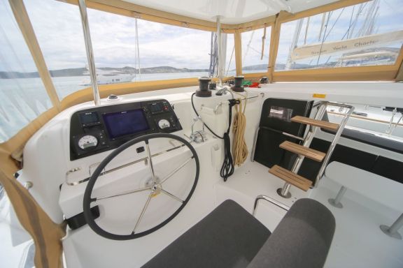 Image of DISCOVERY yacht #33