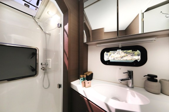 Image of Vaya Con Dios yacht #38