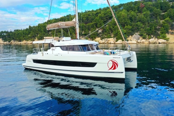 Image of Salty Dragon yacht #5