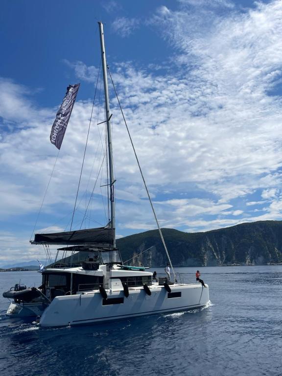 Image of Blue Velvet yacht #3