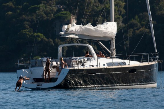 Image of Queen Axiera (crewed) yacht #4