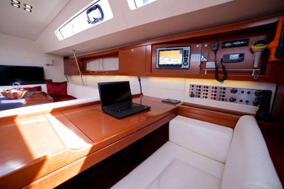 Image of Queen Axiera (crewed) yacht #15