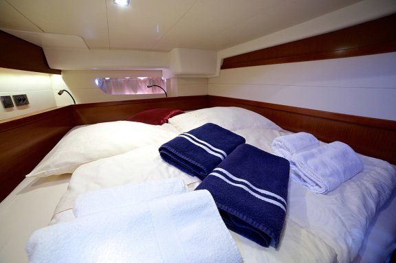 Image of Queen Axiera (crewed) yacht #18