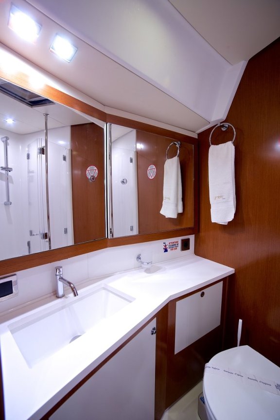 Image of Queen Axiera (crewed) yacht #20