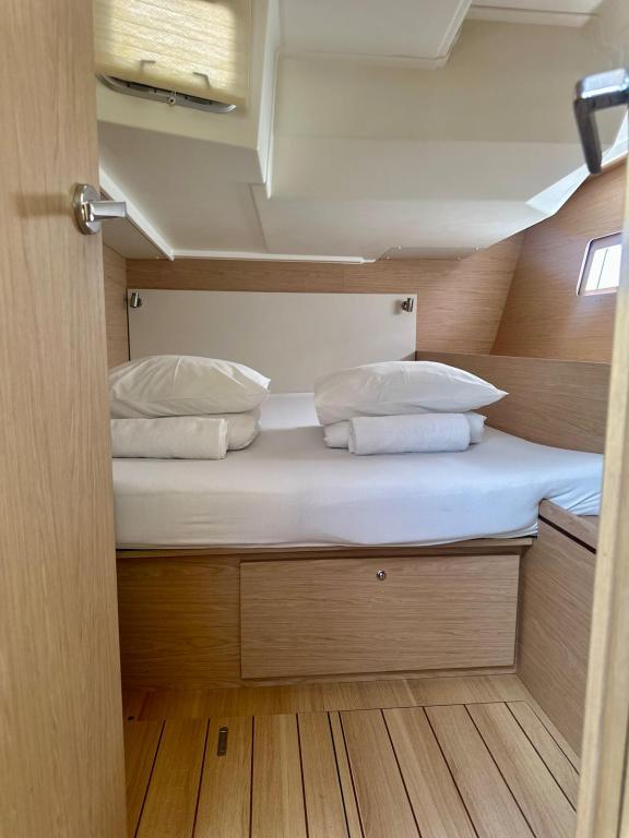 Image of Full Moon yacht #6