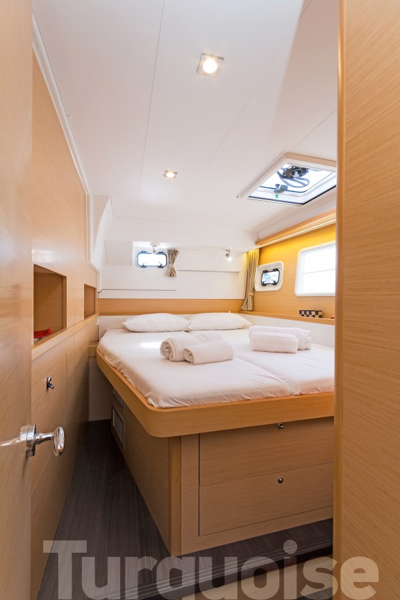 Image of Turquoise yacht #4