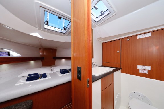 Image of Silver Arrow yacht #33