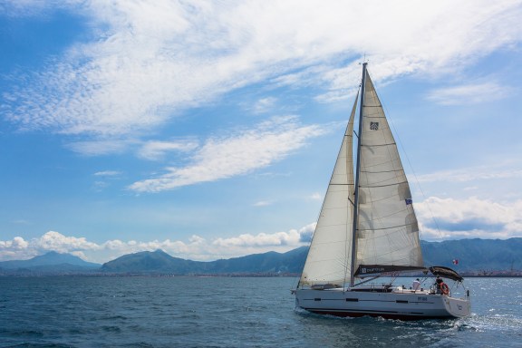 Image of Discovery Planet yacht #3