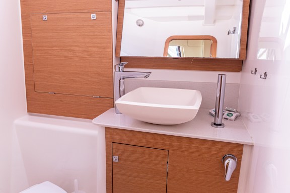 Image of Discovery Planet yacht #9