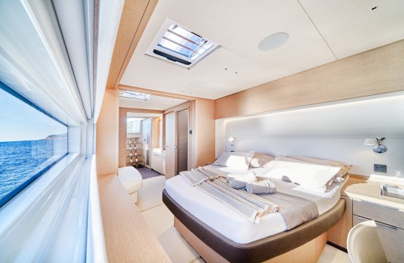 Image of Amada Mia – CREWED yacht #13