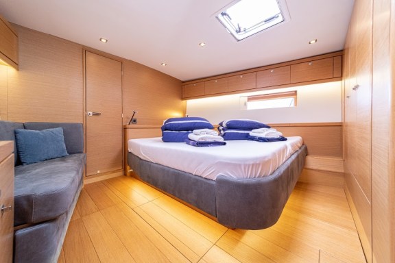 Image of Bahia Feliz V yacht #16