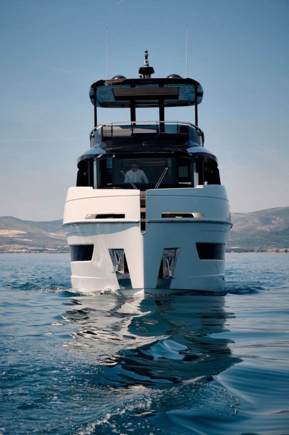 Image of Blue Moon yacht #7