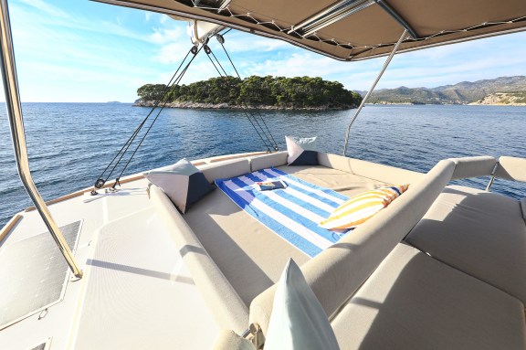 Image of EQ Horizon yacht #14