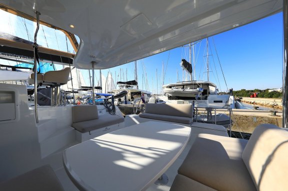 Image of Gimme Kiss yacht #11