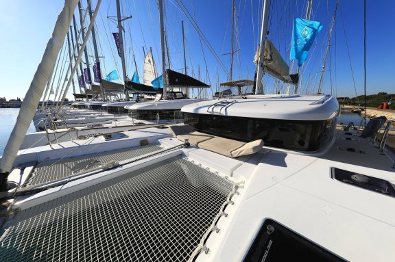 Image of Gimme Kiss yacht #19