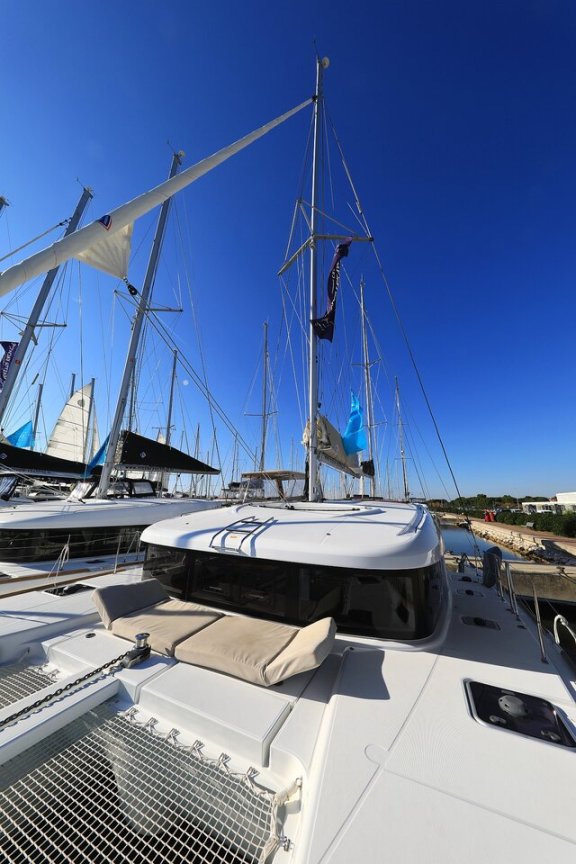 Image of Gimme Kiss yacht #20