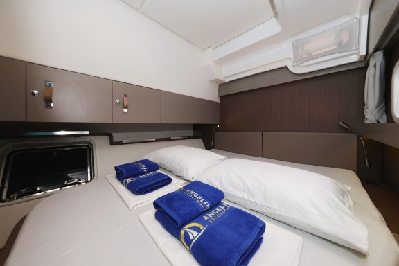 Image of Queen Bee yacht #27