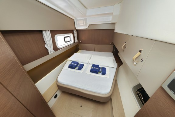 Image of Queen Bee yacht #30