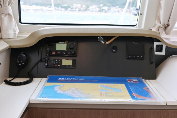 Image of Queen Bee yacht #40