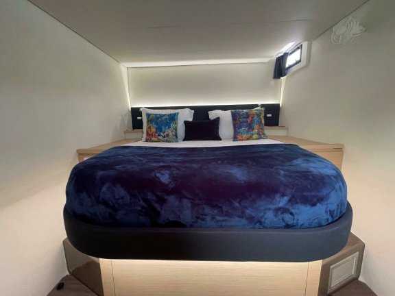 Image of Singing Winds yacht #13