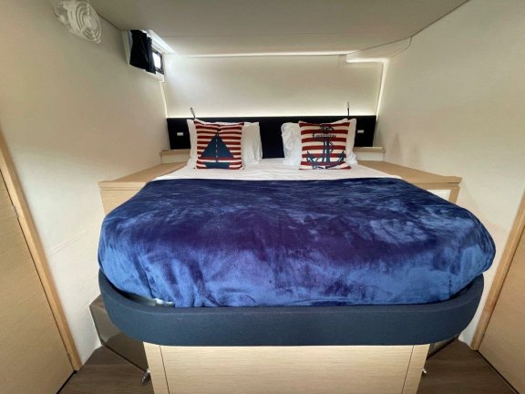 Image of Singing Winds yacht #16