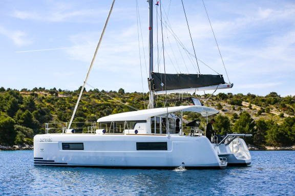 Image of Bahia Real yacht #3