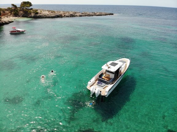 Image of Ruddy yacht #3