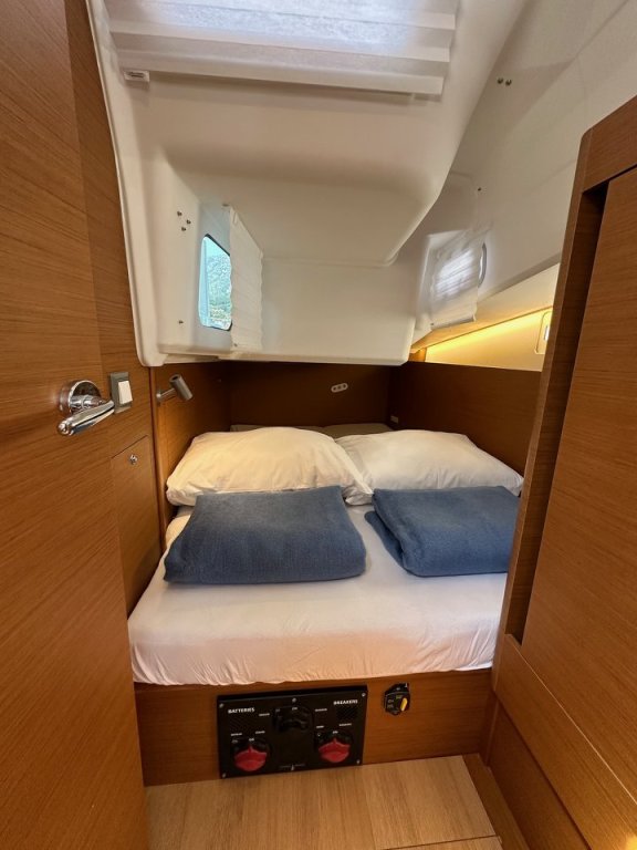 Image of Wind Kiss yacht #11