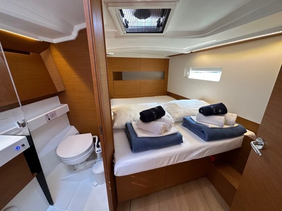 Image of Wind Kiss yacht #10