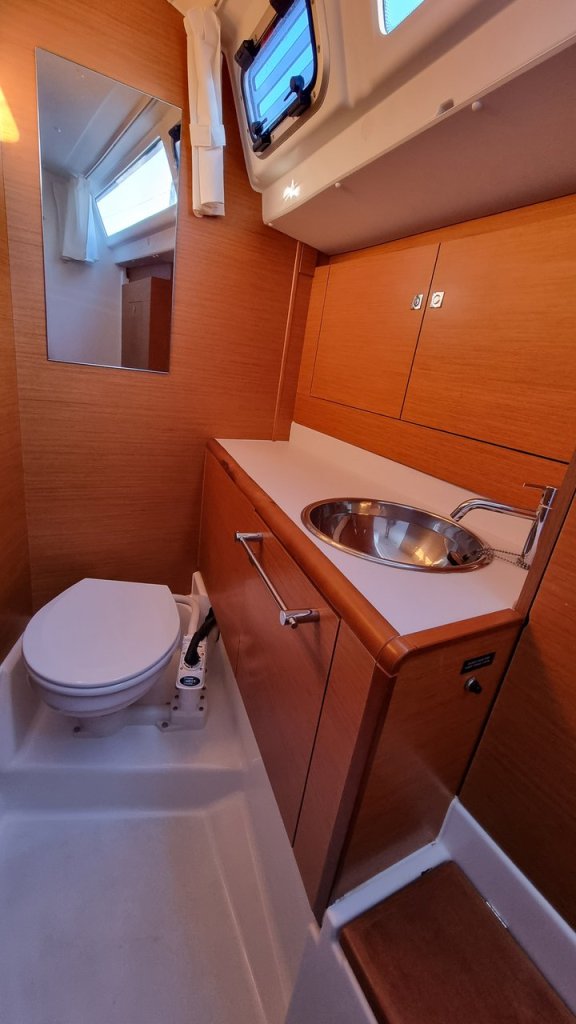 Image of Blue Moon yacht #17