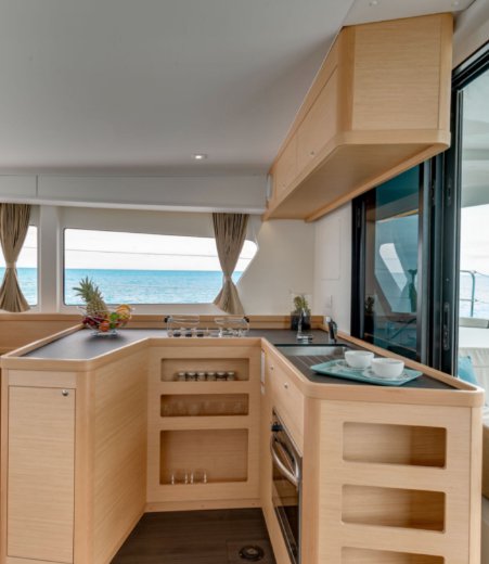 Image of Queen Annezia yacht #14