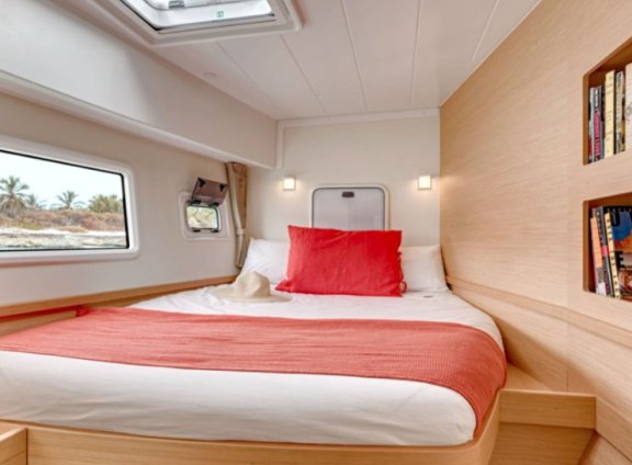 Image of Queen Annezia yacht #16