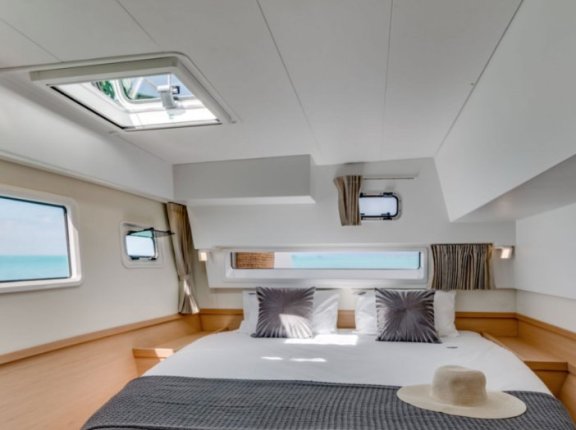 Image of Queen Annezia yacht #17