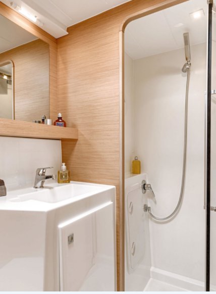 Image of Queen Annezia yacht #18