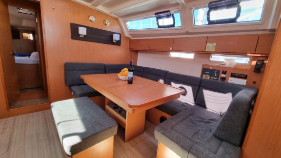 Image of Spring Dolphin yacht #7