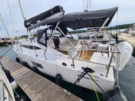 Image of Hangover yacht #12