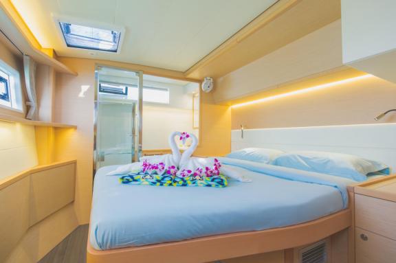 Image of Blue Moon yacht #16