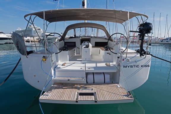Image of Mystic Kiss yacht #3