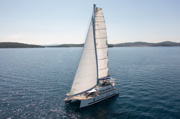 Image of Upwind yacht #2