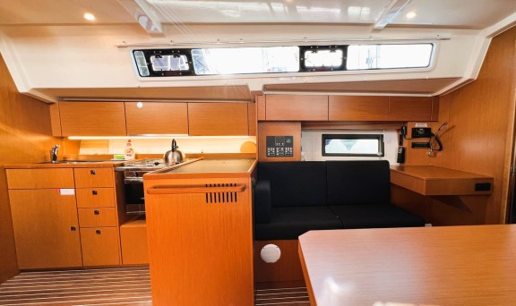 Image of Wind Dancer yacht #14