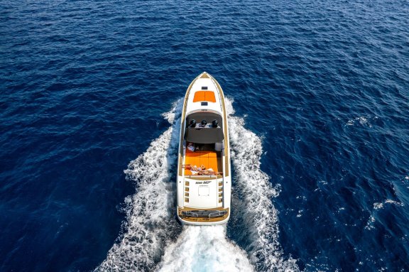 Image of Bond 007 yacht #9