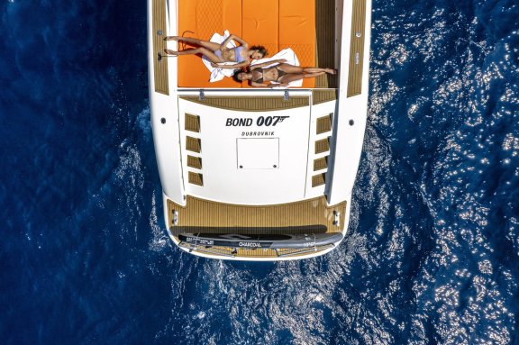 Image of Bond 007 yacht #10