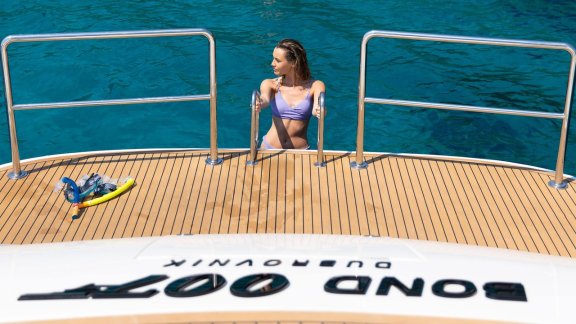 Image of Bond 007 yacht #16