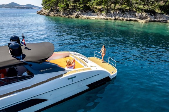 Image of Bond 007 yacht #17