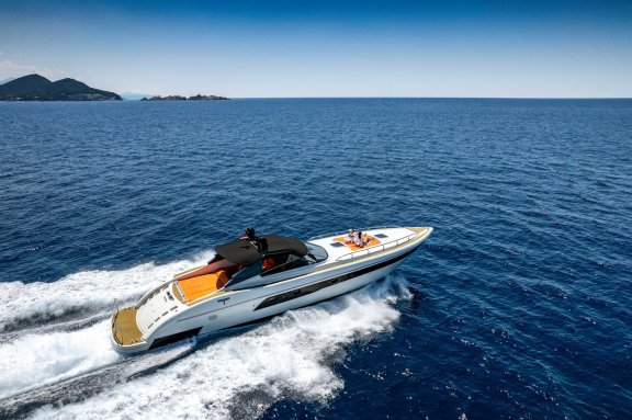 Image of Bond 007 yacht #18