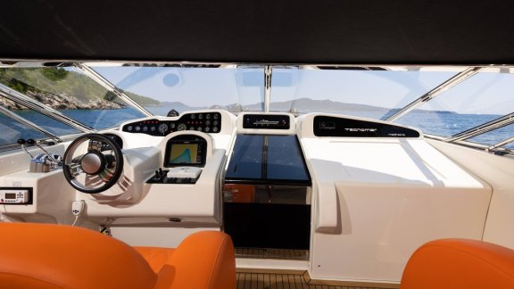 Image of Bond 007 yacht #19