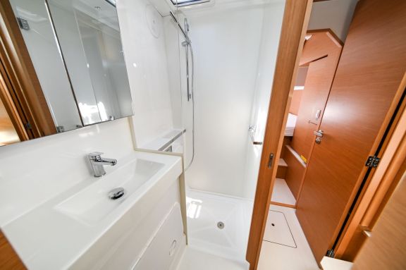 Image of Island Blue V yacht #32