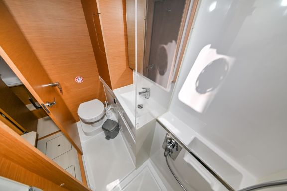 Image of Ginger Fizz V yacht #16